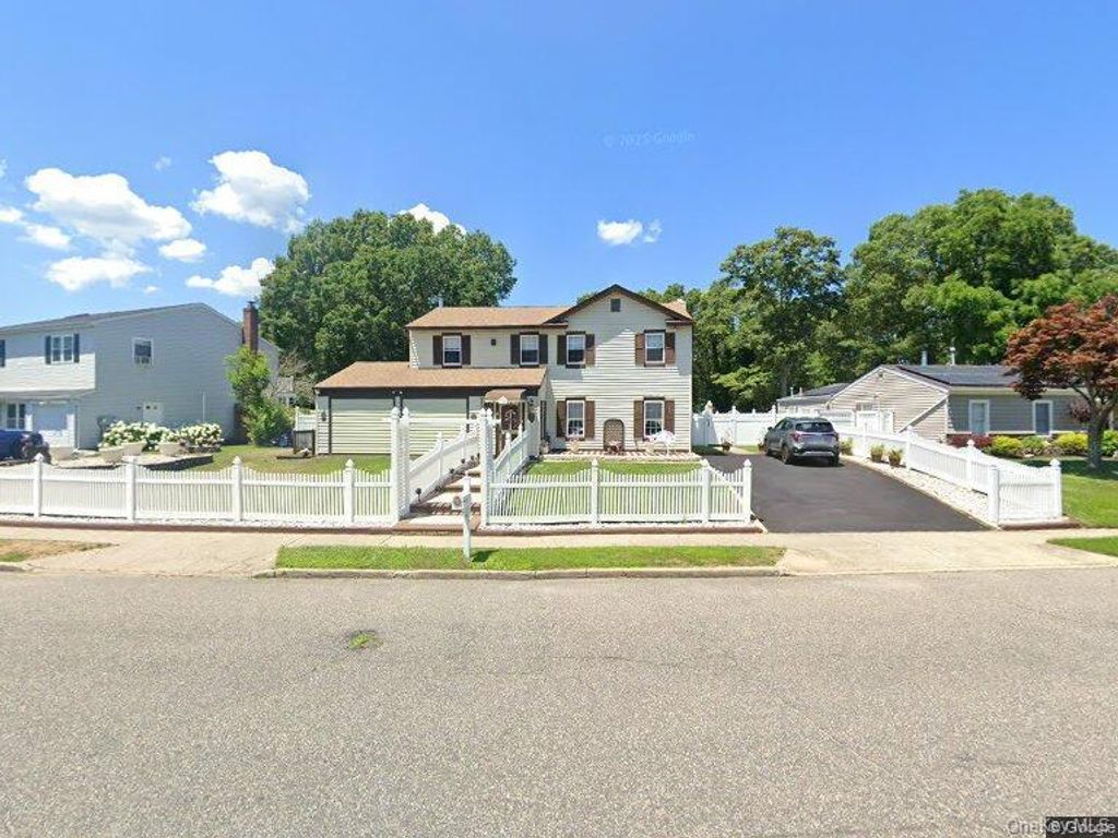 384 SINGINGWOOD Drive, Holbrook, NY 11741 — exterior