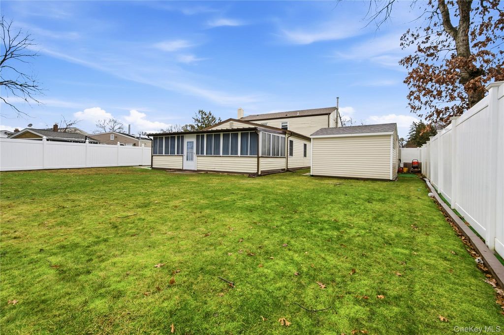384 SINGINGWOOD Drive, Holbrook, NY 11741 — photo 2