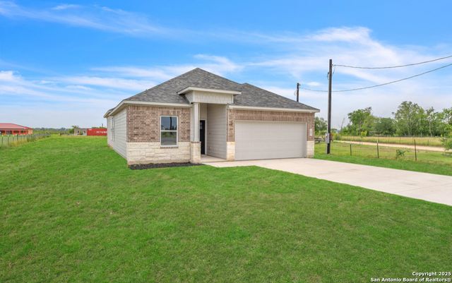 285 Medina Verde Dr, Natalia, TX 78059