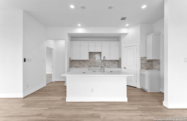 285 Medina Verde Dr, Natalia, TX 78059