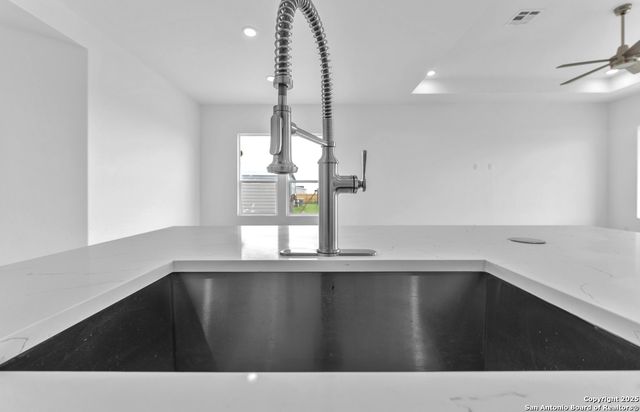 285 Medina Verde Dr, Natalia, TX 78059