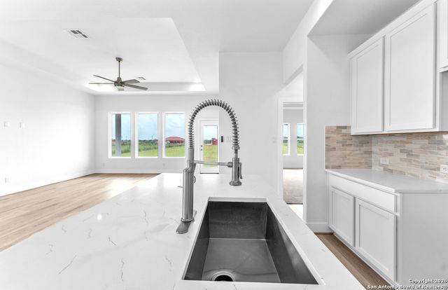 285 Medina Verde Dr, Natalia, TX 78059
