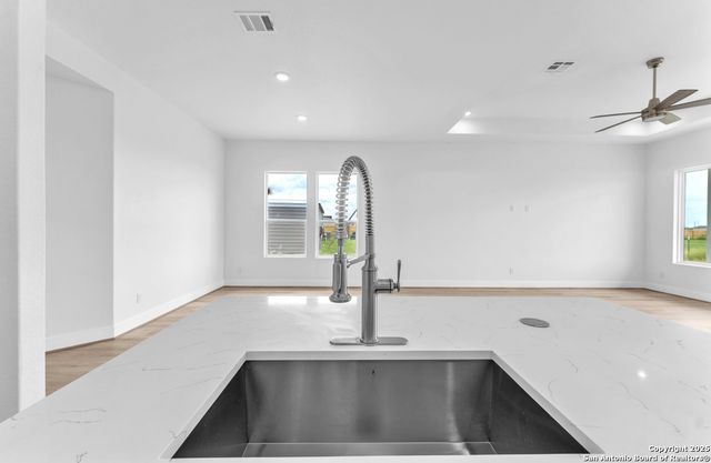 285 Medina Verde Dr, Natalia, TX 78059