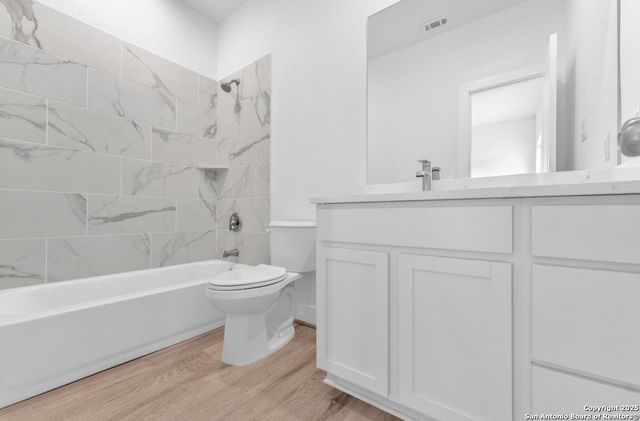 285 Medina Verde Dr, Natalia, TX 78059