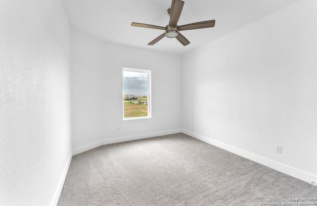 285 Medina Verde Dr, Natalia, TX 78059