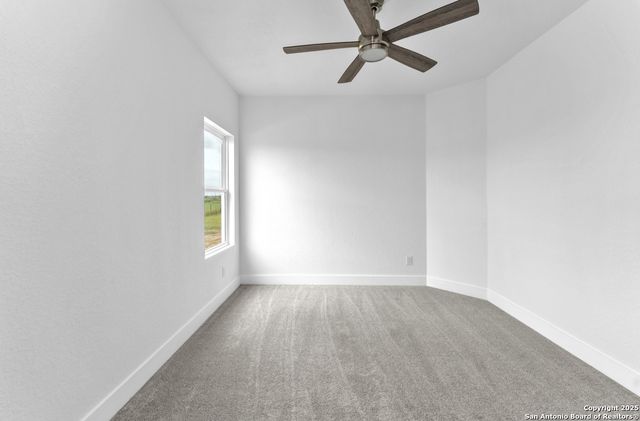 285 Medina Verde Dr, Natalia, TX 78059