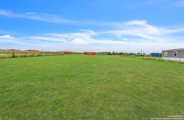 285 Medina Verde Dr, Natalia, TX 78059