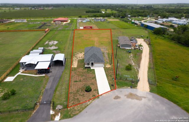 285 Medina Verde Dr, Natalia, TX 78059