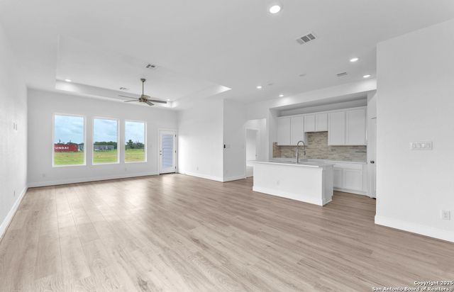 285 Medina Verde Dr, Natalia, TX 78059
