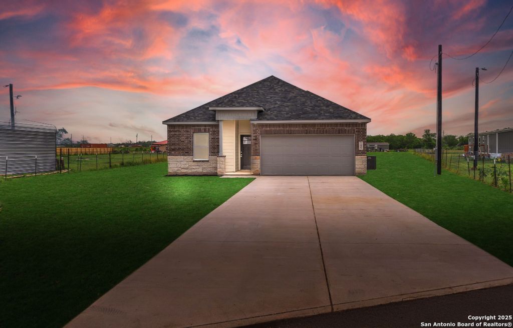 285 Medina Verde Dr, Natalia, TX 78059