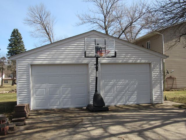 302 W 5th Avenue, Lakefield, MN 56150