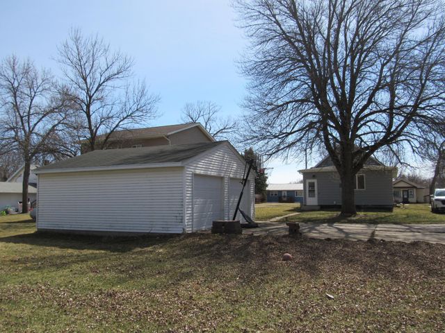 302 W 5th Avenue, Lakefield, MN 56150