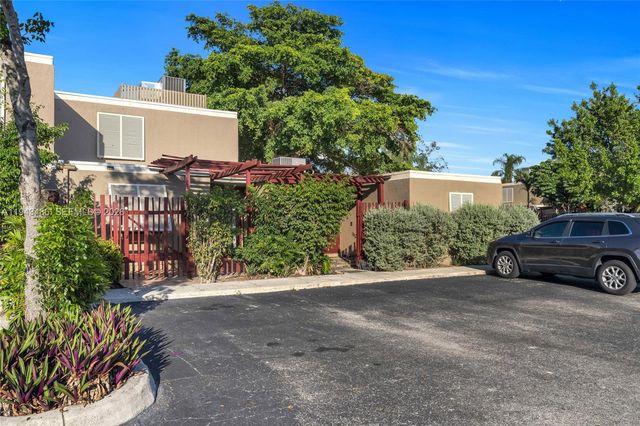 10911 Cedar Ln, Pembroke Pines, FL 33026