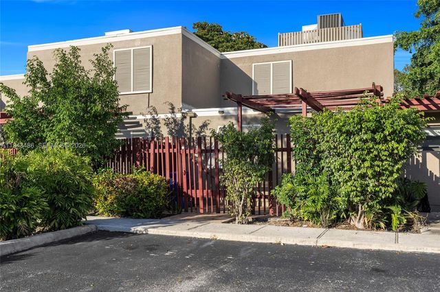 10911 Cedar Ln, Pembroke Pines, FL 33026