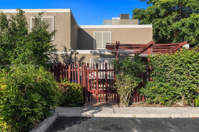 10911 Cedar Ln, Pembroke Pines, FL 33026