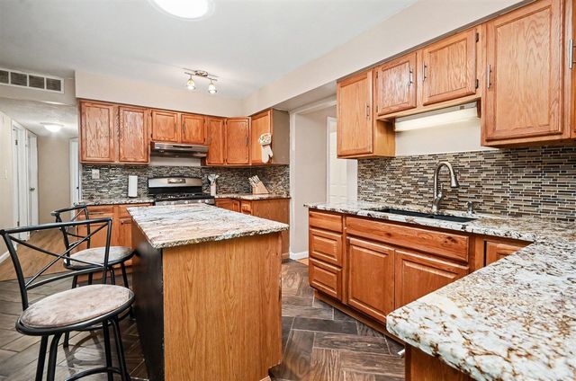 22531 Leewright Avenue, Southfield, MI 48033