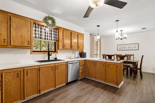 113 Suffolk Lane, Hallettsville, TX 77964
