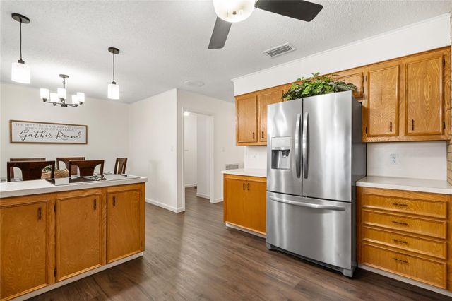 113 Suffolk Lane, Hallettsville, TX 77964