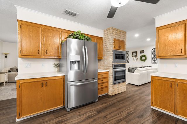 113 Suffolk Lane, Hallettsville, TX 77964