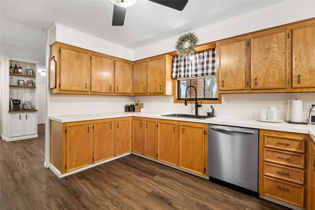 113 Suffolk Lane, Hallettsville, TX 77964