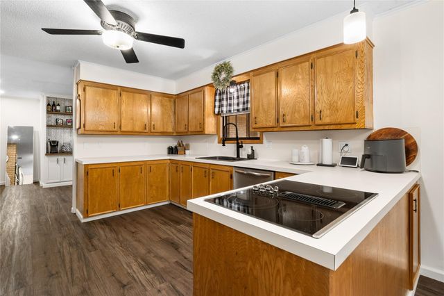 113 Suffolk Lane, Hallettsville, TX 77964