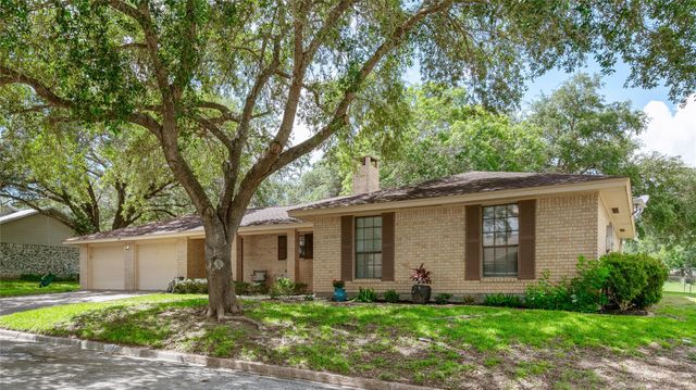 113 Suffolk Lane, Hallettsville, TX 77964