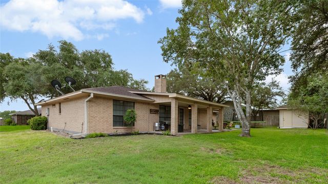 113 Suffolk Lane, Hallettsville, TX 77964