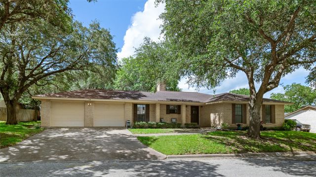 113 Suffolk Lane, Hallettsville, TX 77964