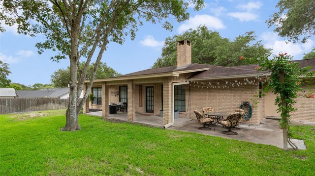 113 Suffolk Lane, Hallettsville, TX 77964