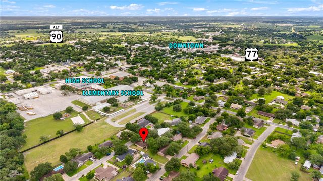 113 Suffolk Lane, Hallettsville, TX 77964