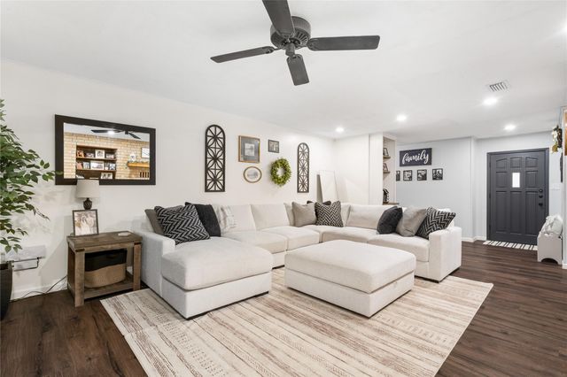 113 Suffolk Lane, Hallettsville, TX 77964