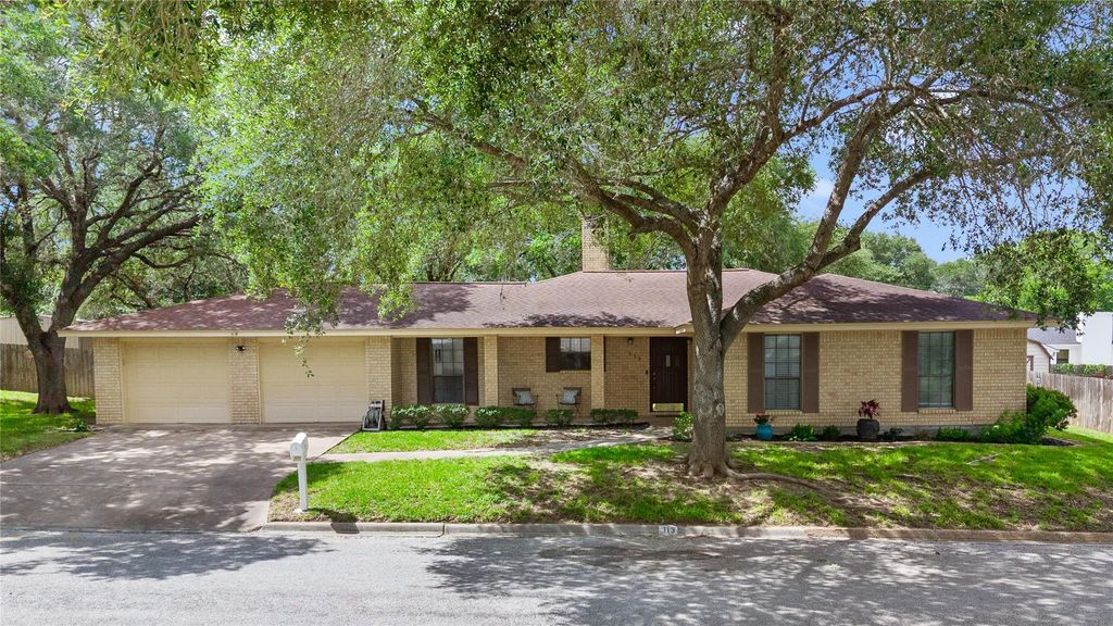 113 Suffolk Lane, Hallettsville, TX 77964