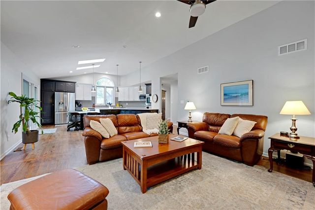 7900 Sagamore Road, Leawood, KS 66206