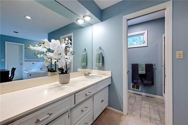 7900 Sagamore Road, Leawood, KS 66206