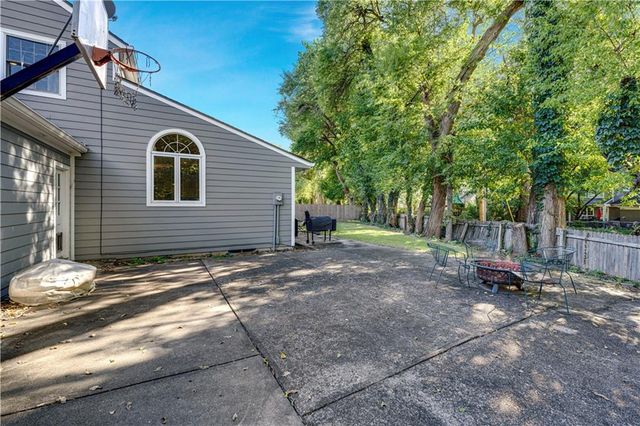 7900 Sagamore Road, Leawood, KS 66206