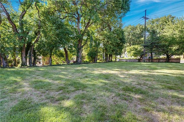 7900 Sagamore Road, Leawood, KS 66206