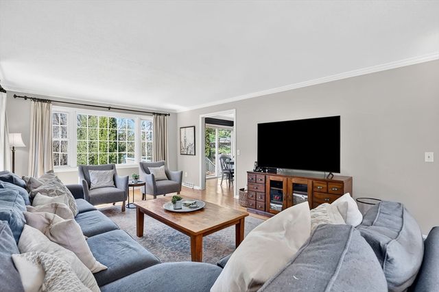 118 Blueberry Hill Rd, Longmeadow, MA 01106