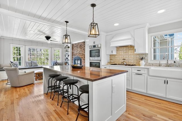 118 Blueberry Hill Rd, Longmeadow, MA 01106