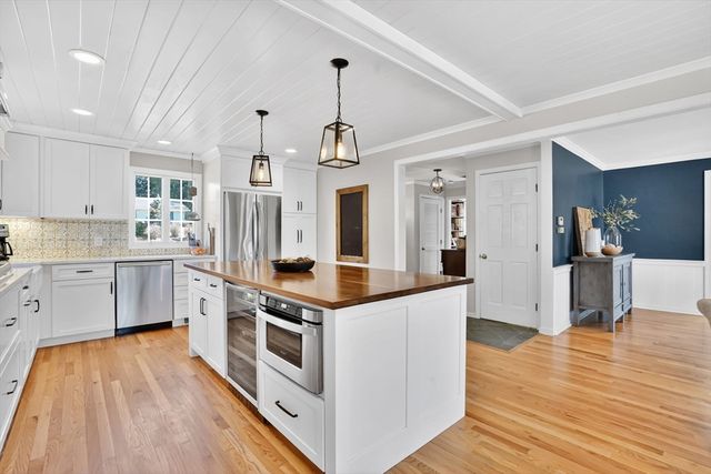 118 Blueberry Hill Rd, Longmeadow, MA 01106