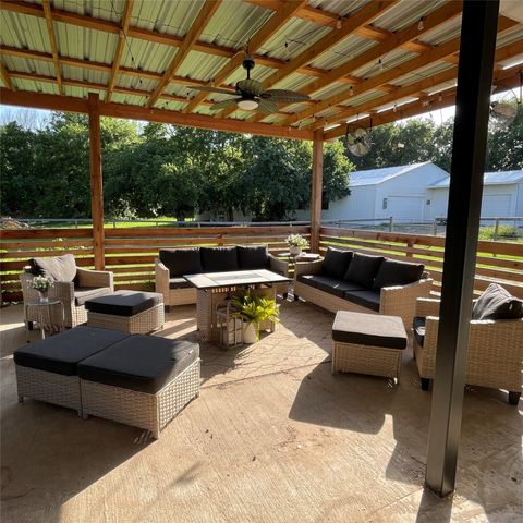 433 County Road 1245, Savoy, TX 75479