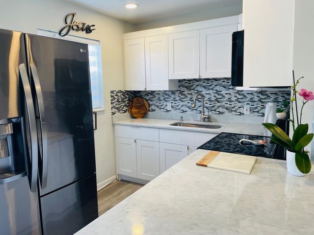 277 Chatham N, West Palm Beach, FL 33417