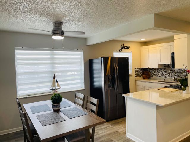 277 Chatham N, West Palm Beach, FL 33417