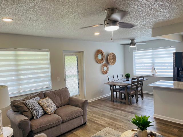 277 Chatham N, West Palm Beach, FL 33417