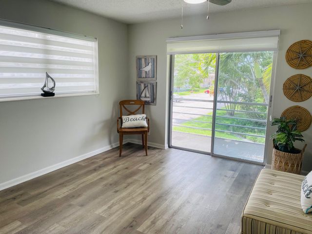 277 Chatham N, West Palm Beach, FL 33417