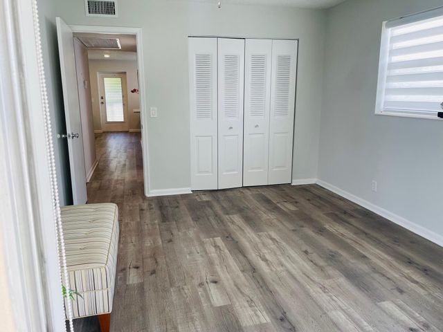 277 Chatham N, West Palm Beach, FL 33417