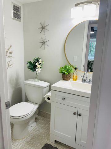 277 Chatham N, West Palm Beach, FL 33417