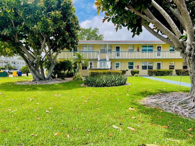 277 Chatham N, West Palm Beach, FL 33417