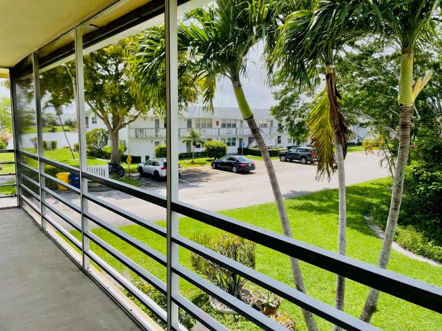 277 Chatham N, West Palm Beach, FL 33417