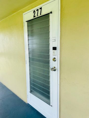 277 Chatham N, West Palm Beach, FL 33417