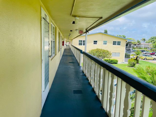 277 Chatham N, West Palm Beach, FL 33417